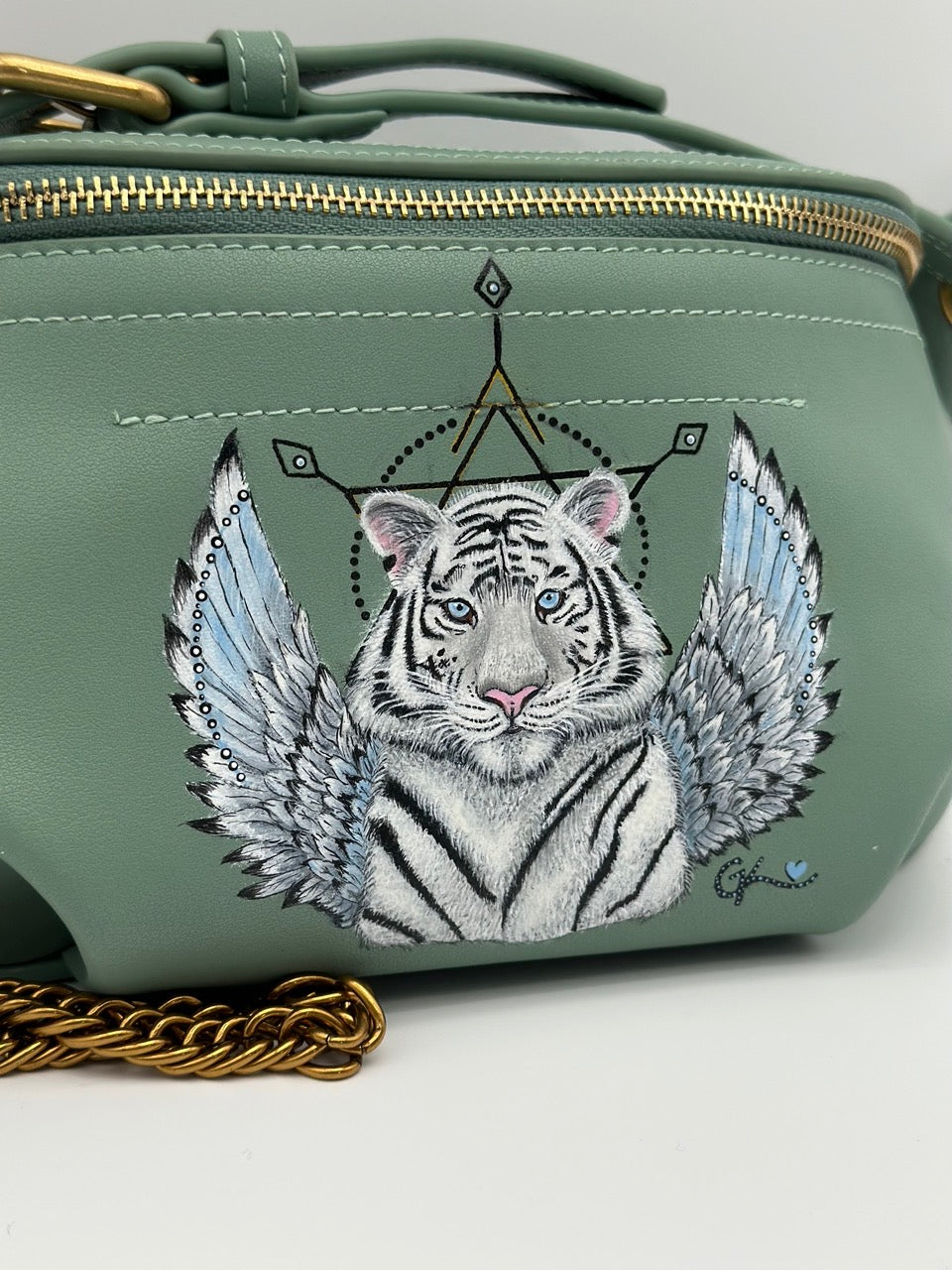 🐾 White Tiger Sphinx